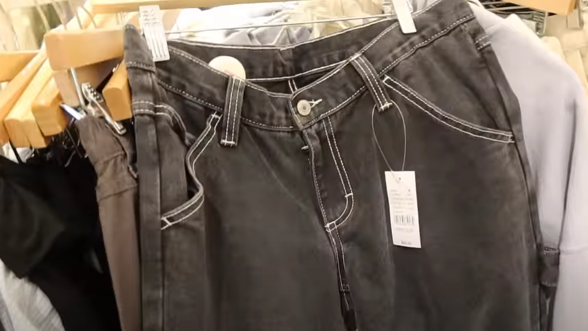 Kvinne var på shopping og fant en håndskrevet lapp i bukselommen: Vil aldri handle der igjen