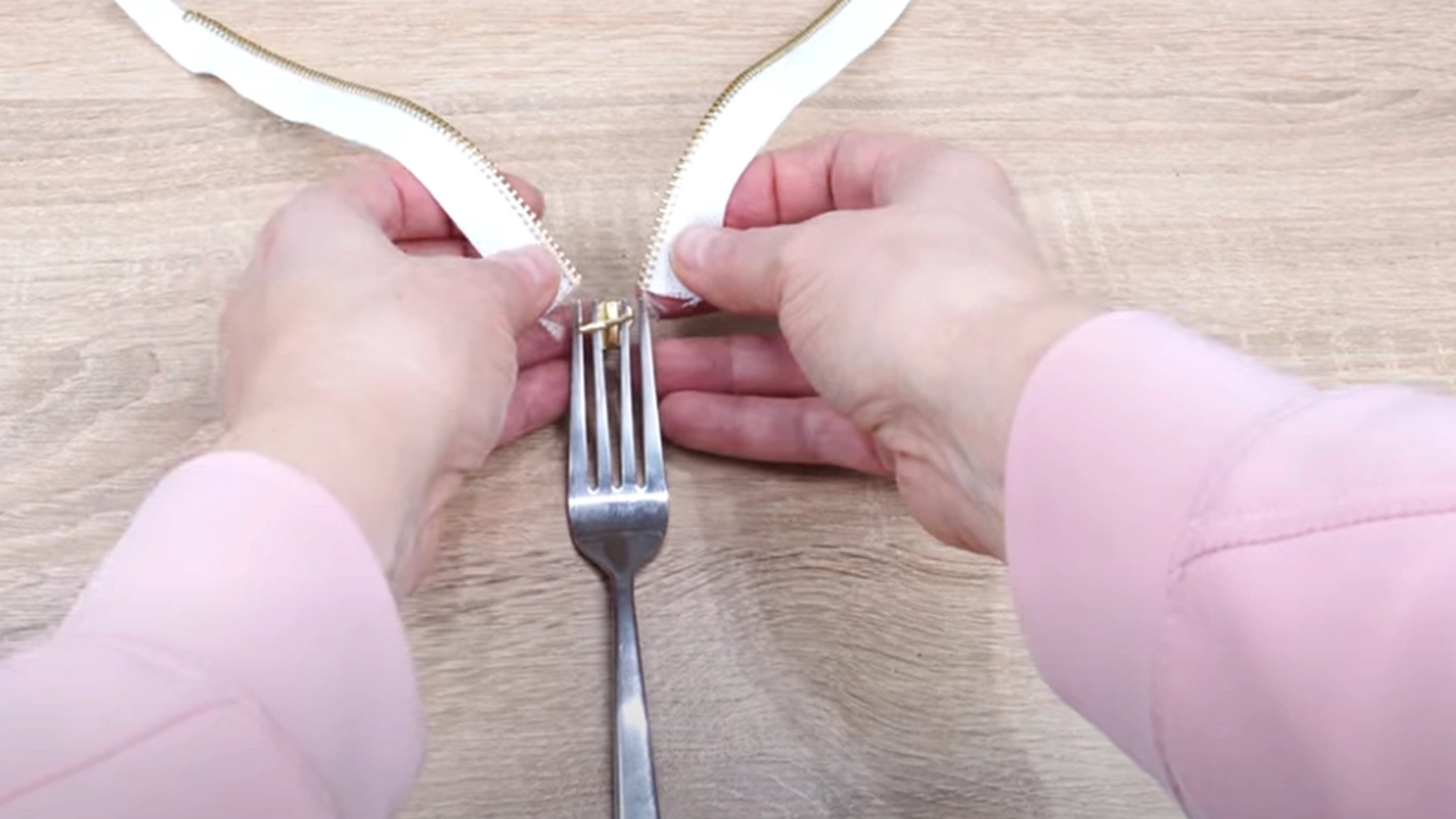 Hun setter den ødelagte glidelåsen på en gaffel: Bare vent til du ser resultatet