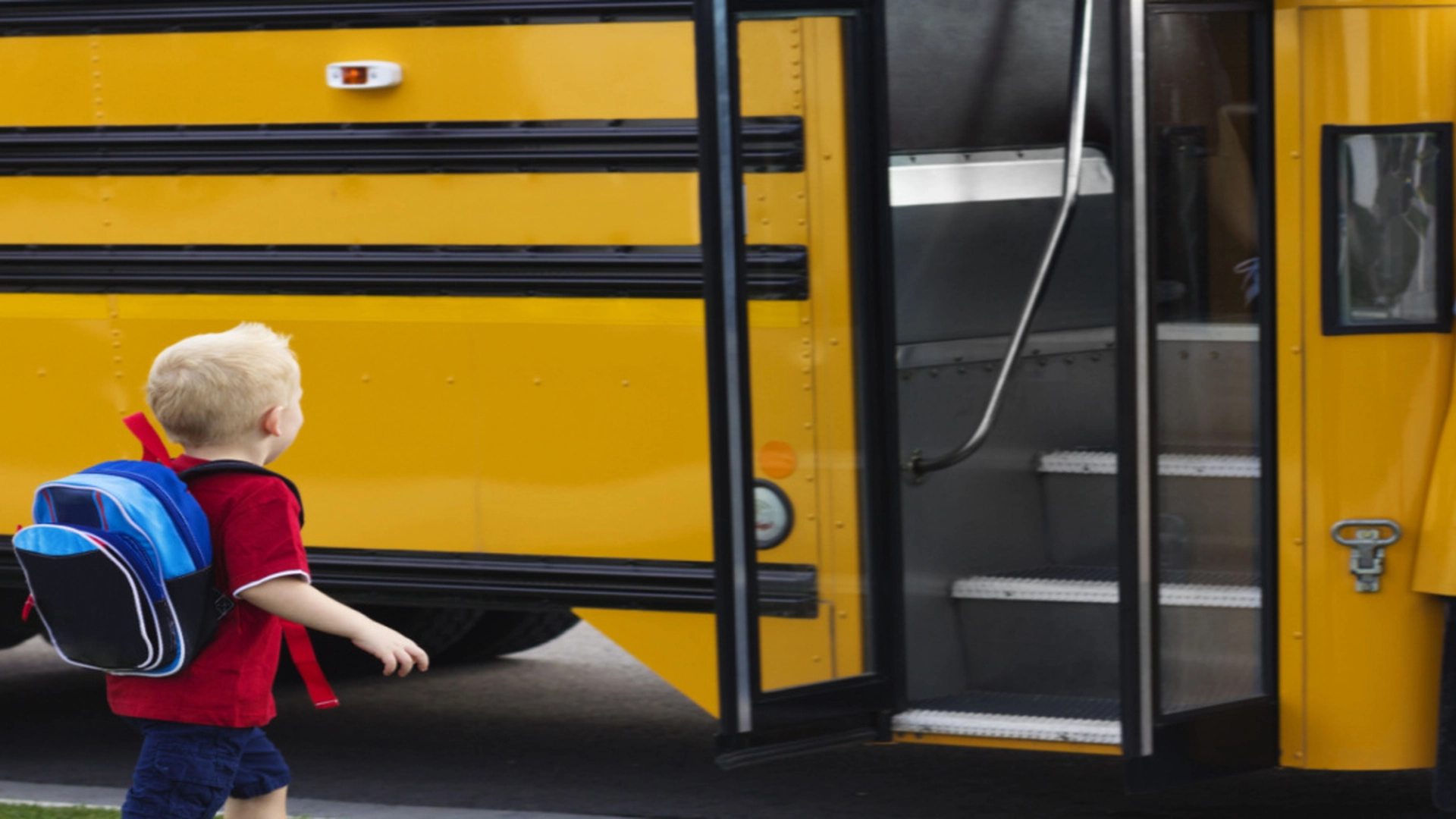 Tragedie: 6-åring ble kvalt av bilbelte i en skolebuss – bussvakten var opptatt med mobiltelefonen sin