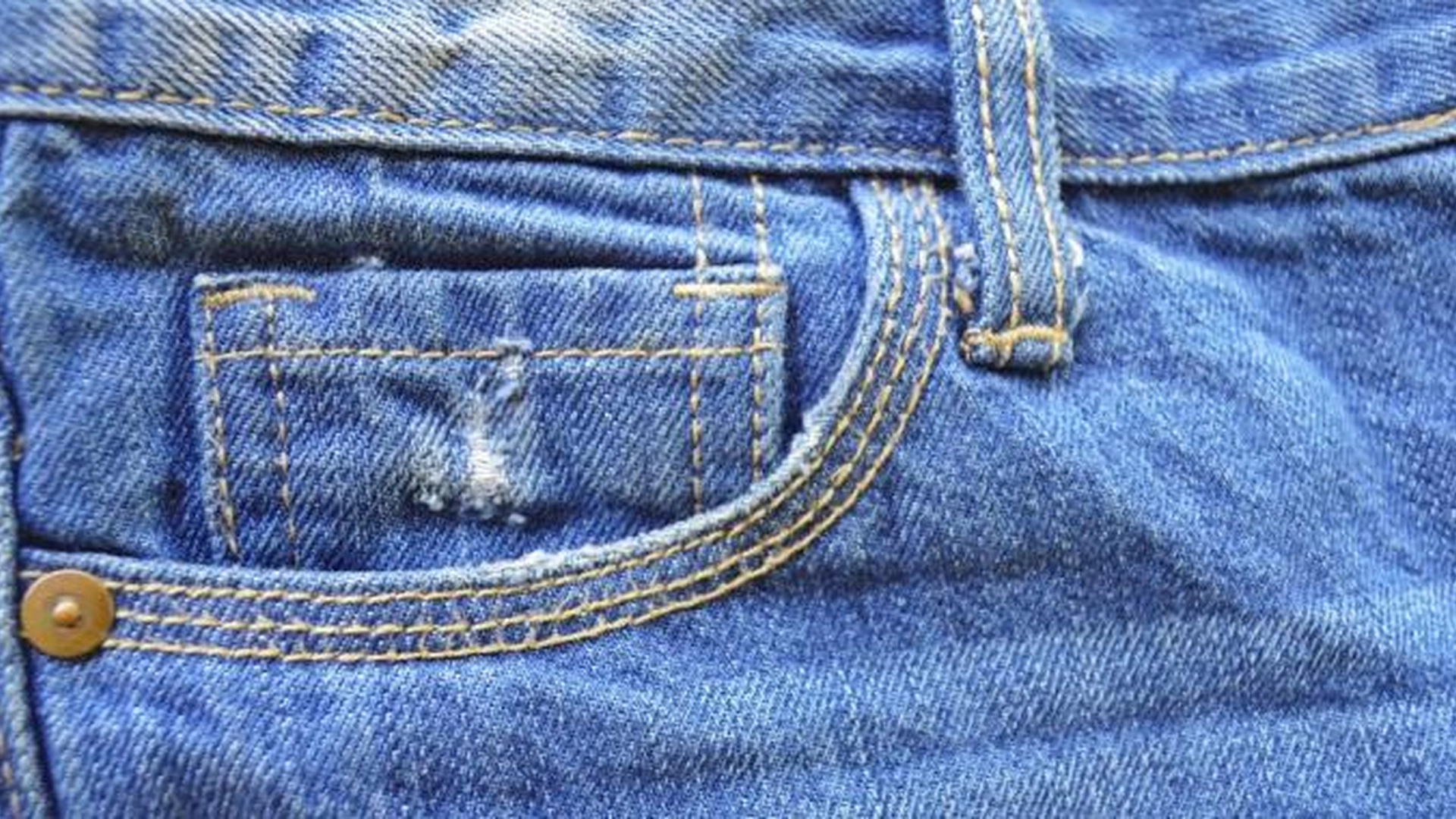 Har du tenkt på det også? Nå kommer forklaringen på den lille lommen i jeans