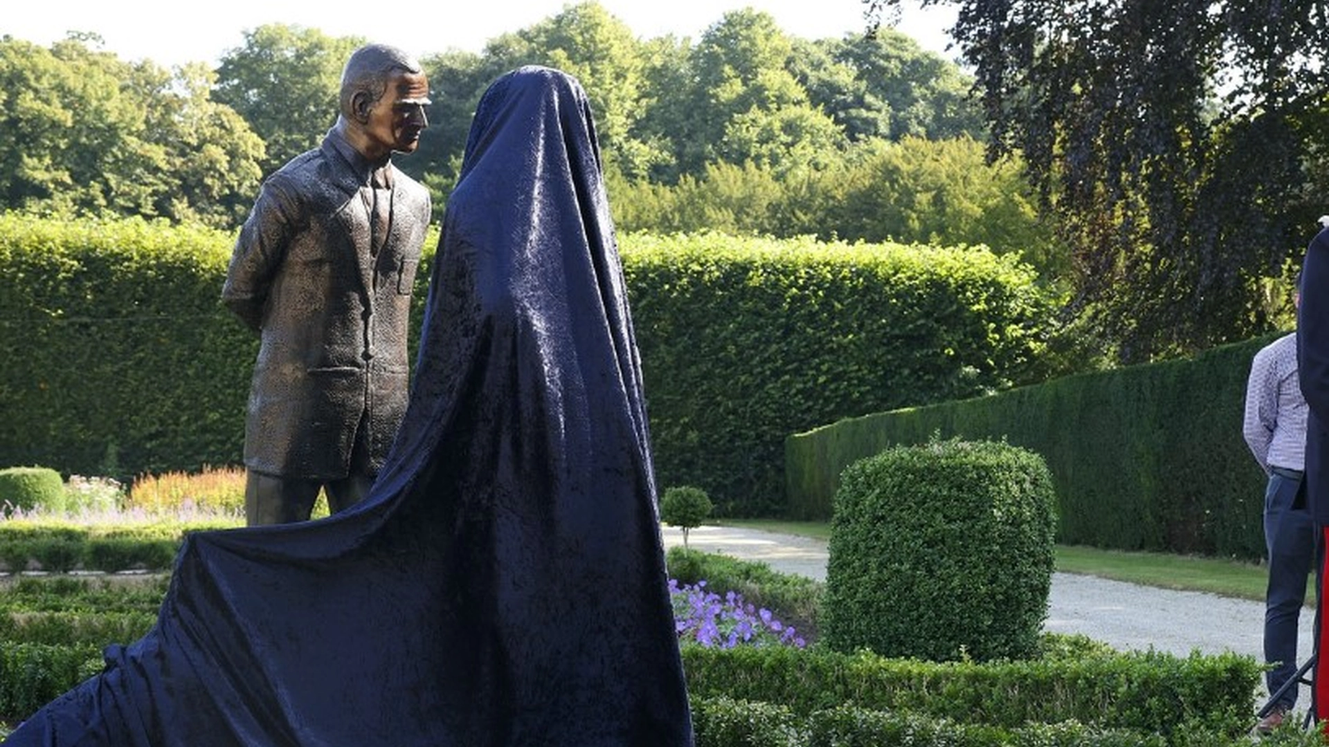 Ny statue av dronningen får kritikk: «Den ligner ikke på henne i det hele tatt!»