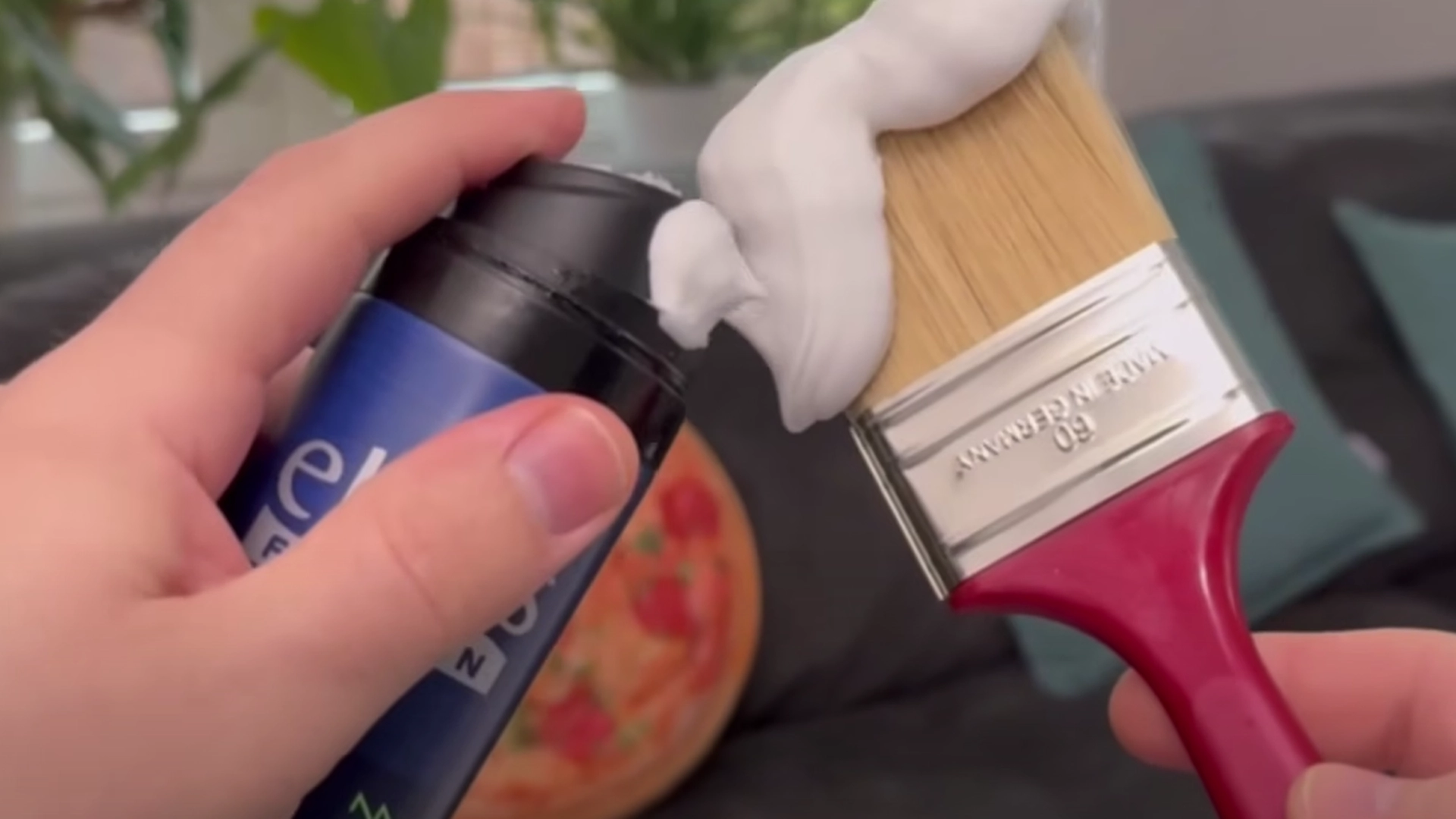 Spray barberkrem på malerkosten: Se magien skje