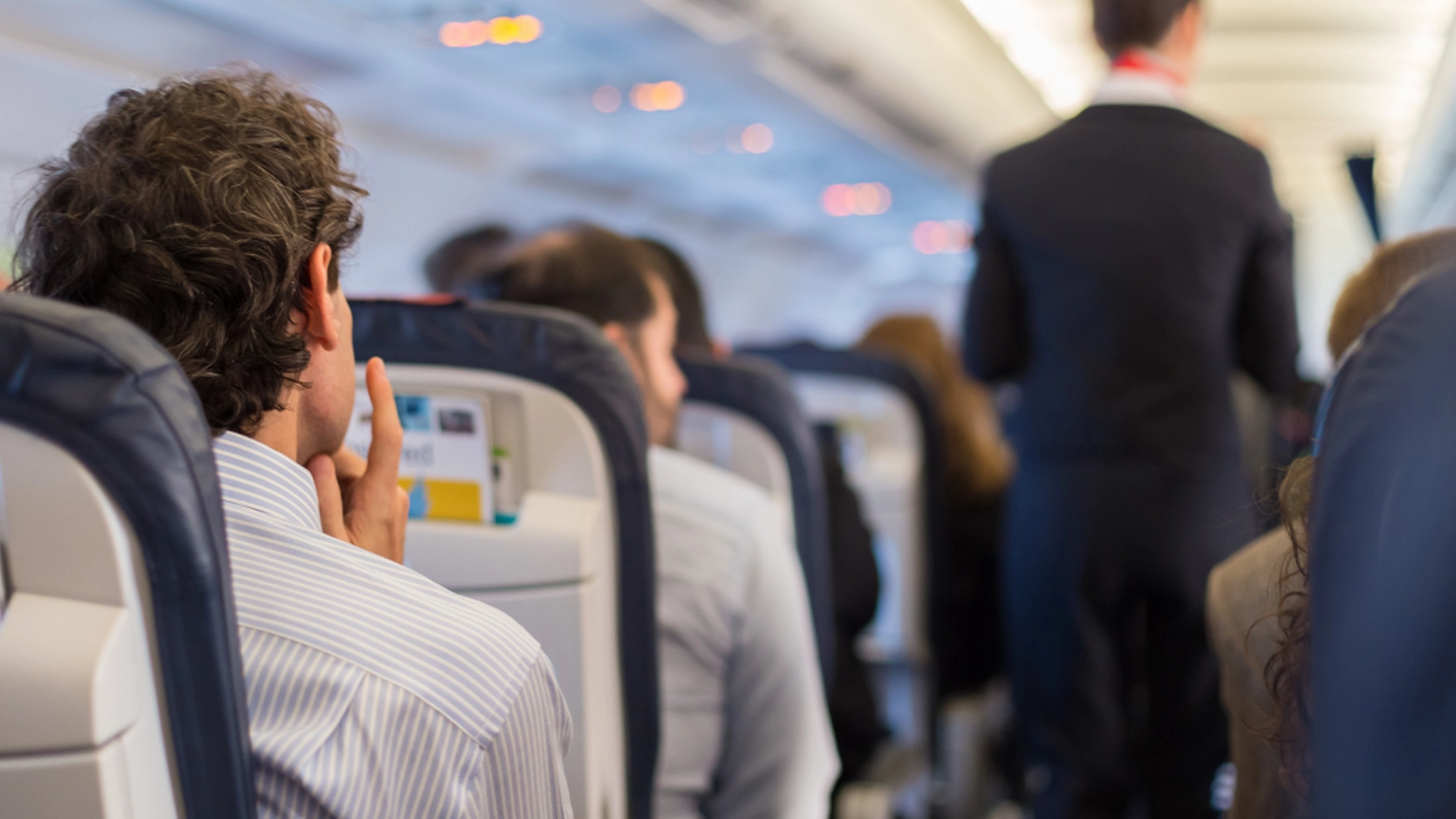 Flypassasjerer i sjokk: Flyvertinne felt av rutinekontroll