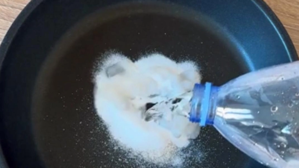 Han blander salt, sukker og vann: Så nå hva som skjer