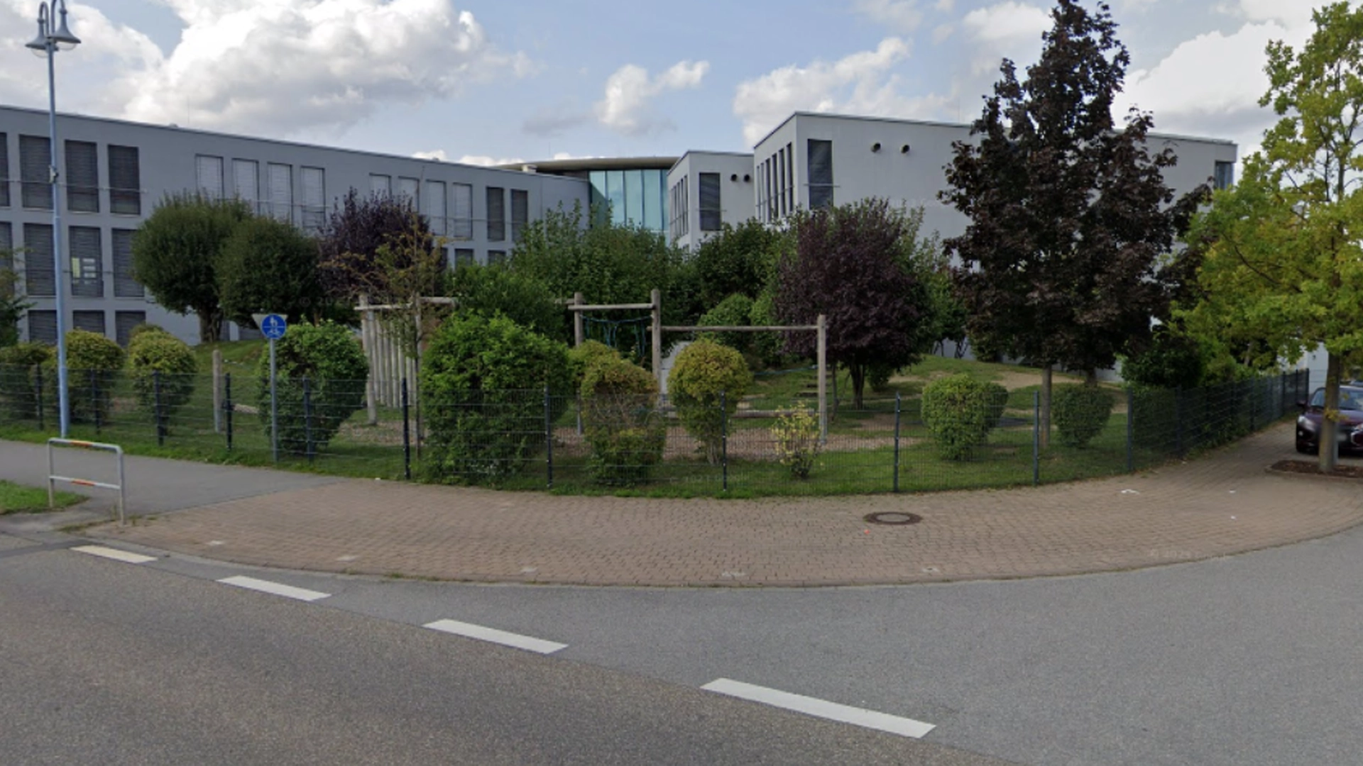 Videregående skole-jente drept: Mistenkt drapsmann på frifot
