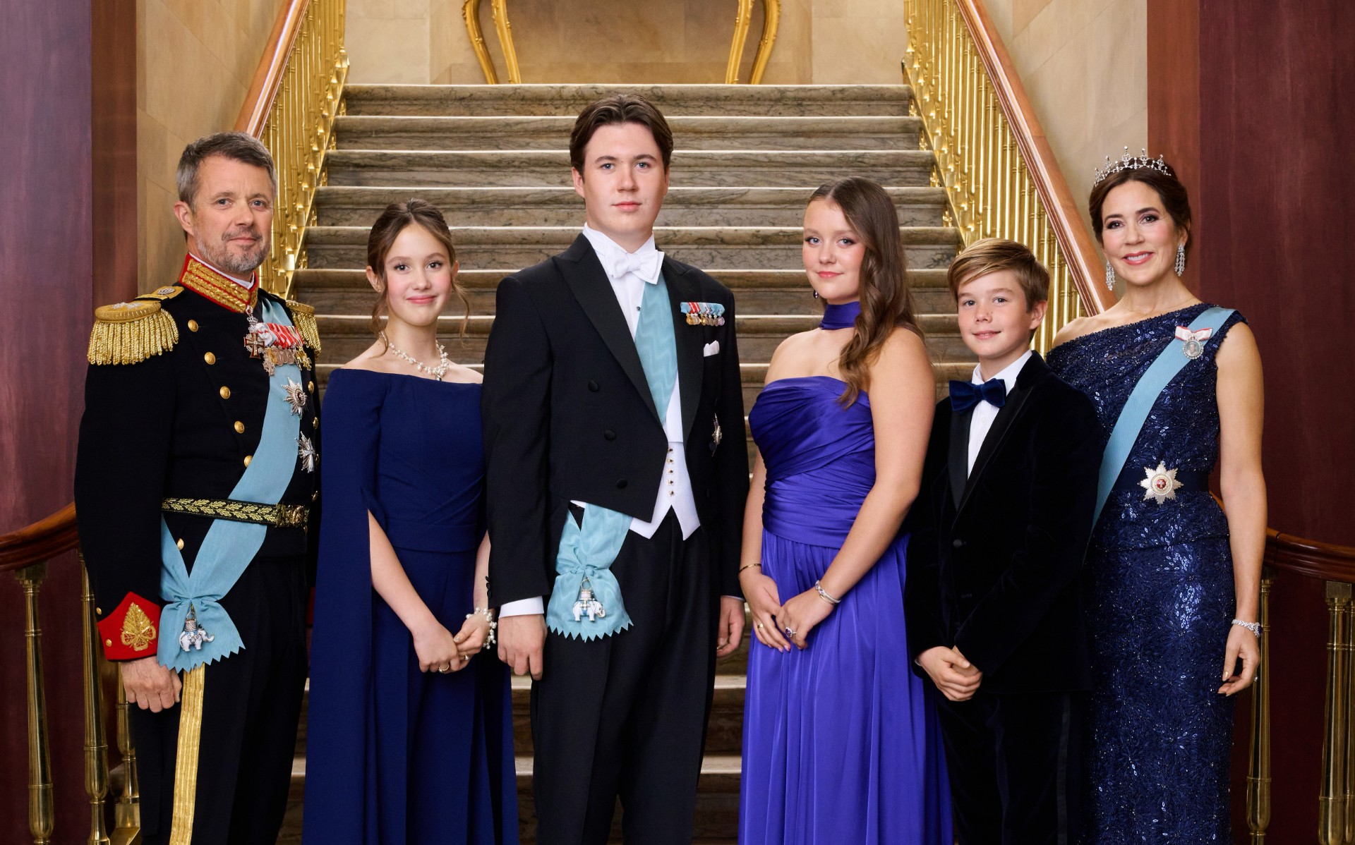 I kø for å delta i kongelig bursdagsfeiring