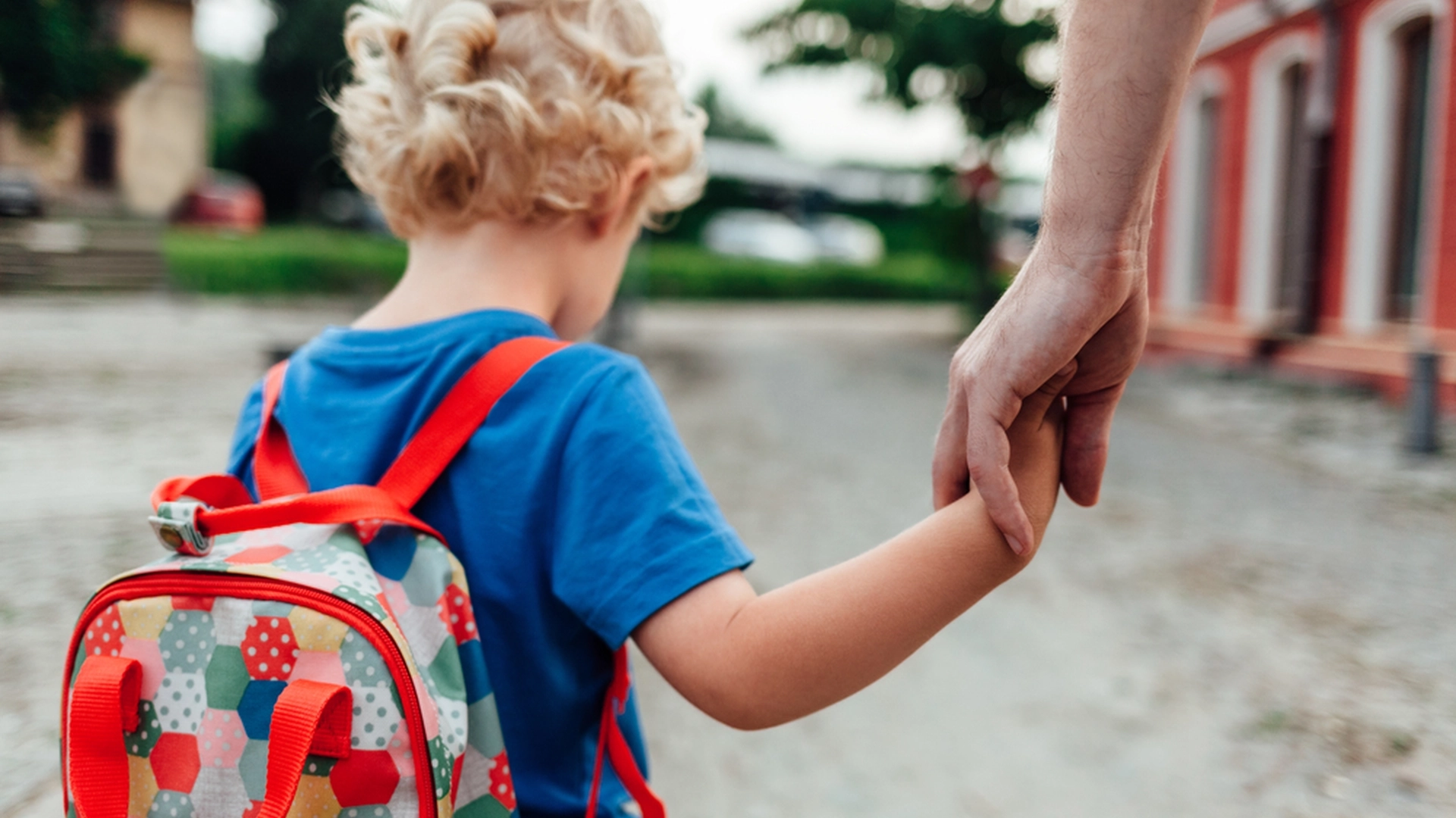 6-åringen tegnet et familieportrett på skolen – da læreren så tegningen, ba hun umiddelbart om et foreldremøte