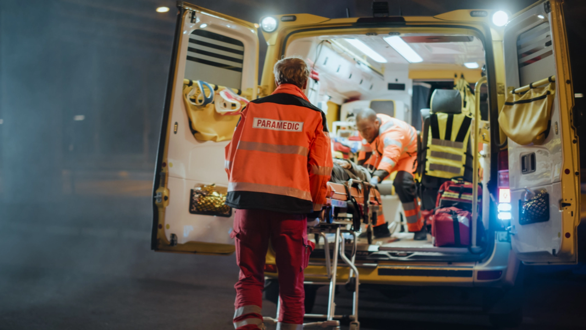 Minst ti personer døde i voldsom bussulykke