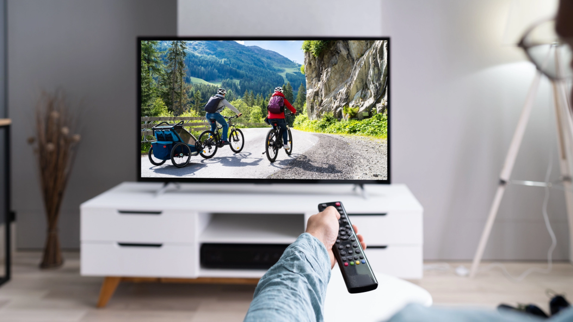 Hvor langt skal du sitte fra TV-en? Slik finner du den perfekte avstanden