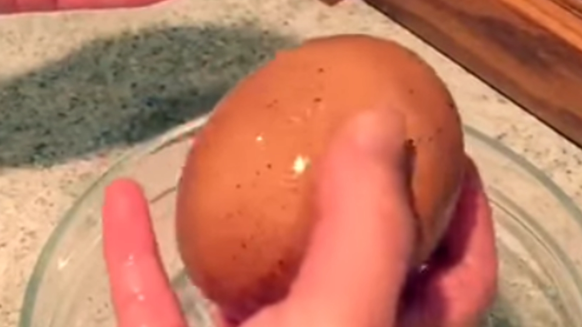 Bonde finner gigantiske egg – men innholdet var enda mer forvirrende