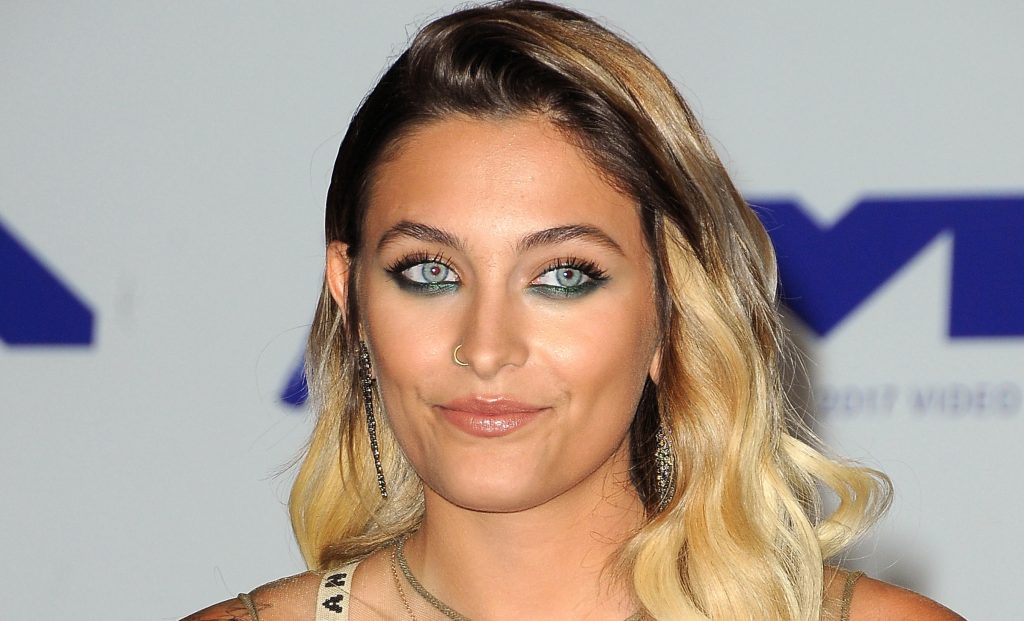 Paris Jackson kaster klærne for å vise frem den nye tatovering mellom brystene