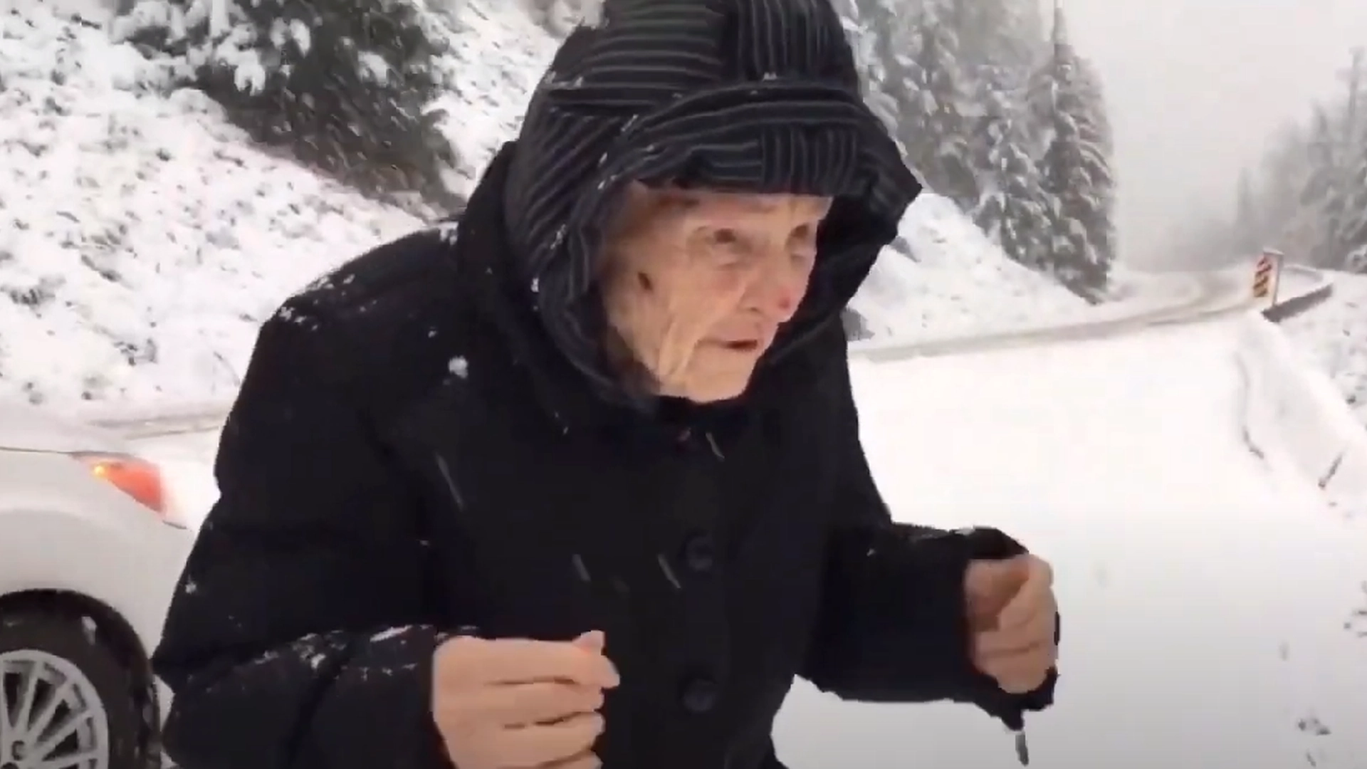 101 år gammel kvinne ber sønnen om å holde seg til siden: Når du ser hvorfor, kan du ikke gjøre annet enn å smile