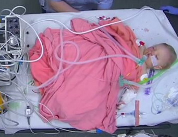 Sørgende familie lar kamera filme deres babys død: De vil advare andre foreldre om faren