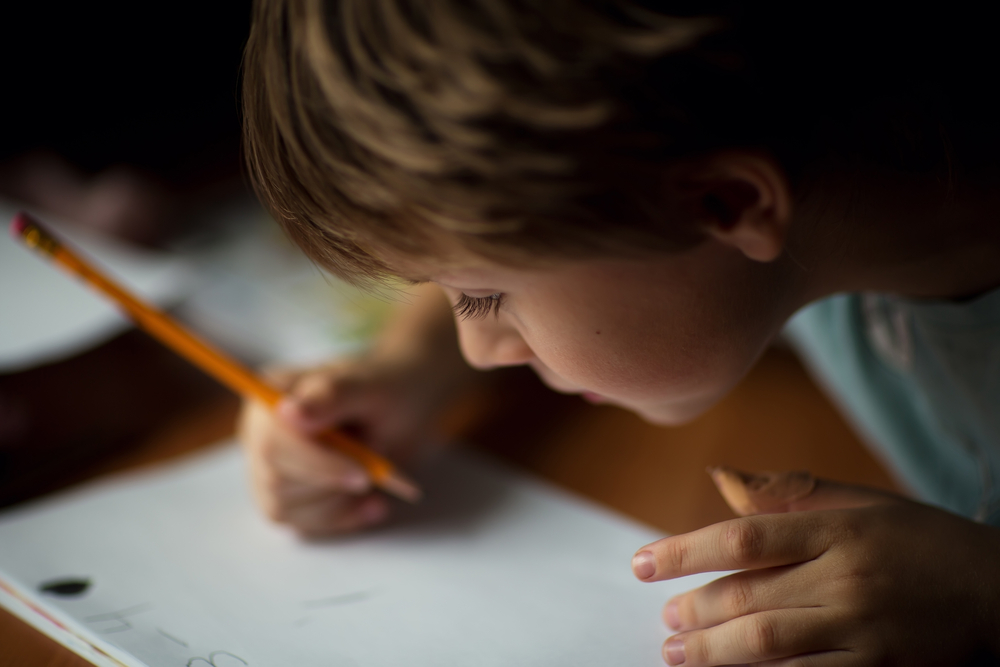 Far knipser bilde av autistisk sønns skoleprosjekt: Først da han kommer hjem, oppdager han den skrekkelige detaljen