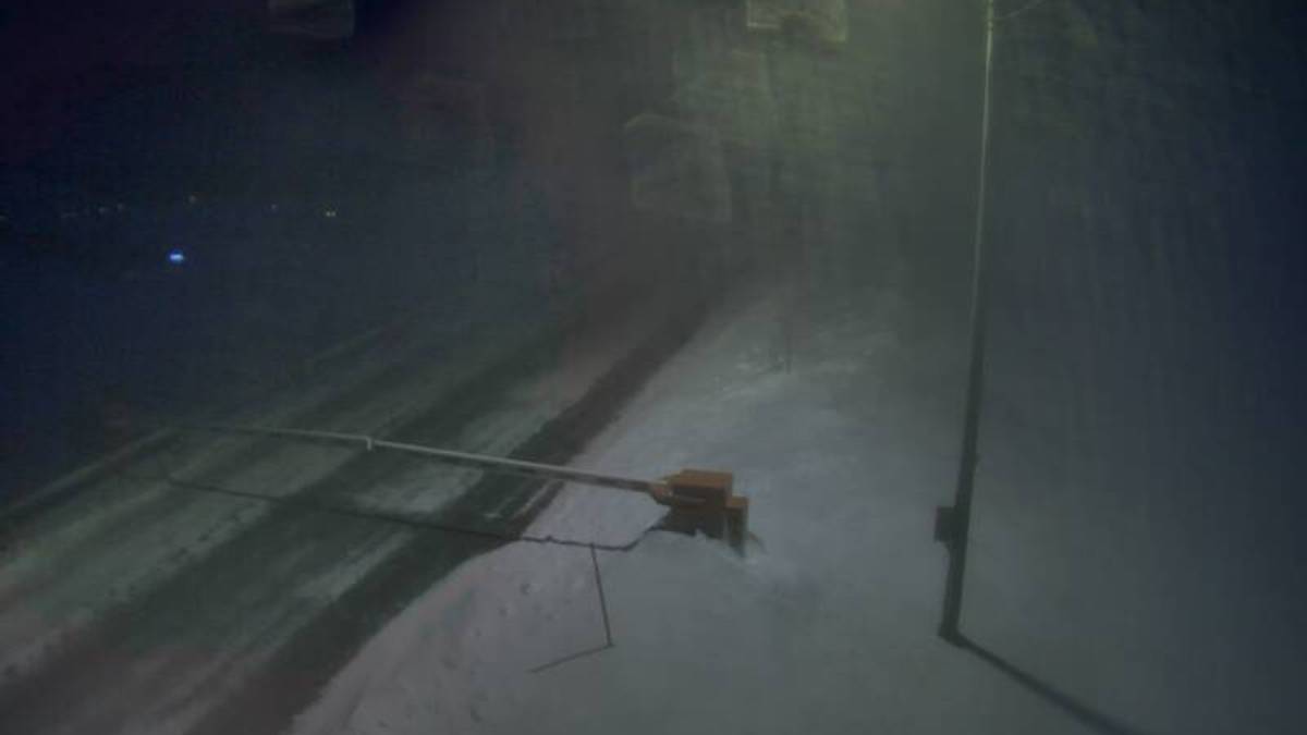Vinterstorm lammer trafikken: Viktige veier i Finnmark rammet