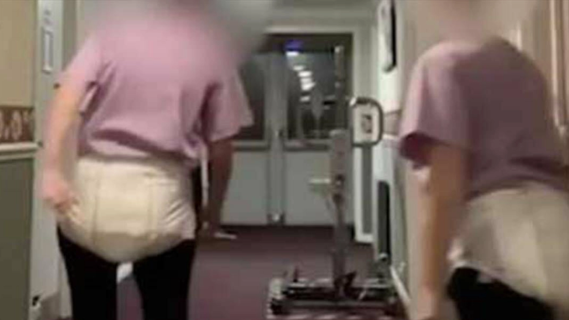 Sykehjem får kritikk: Personale med bleier gjør narr av demenspasienter i viral video