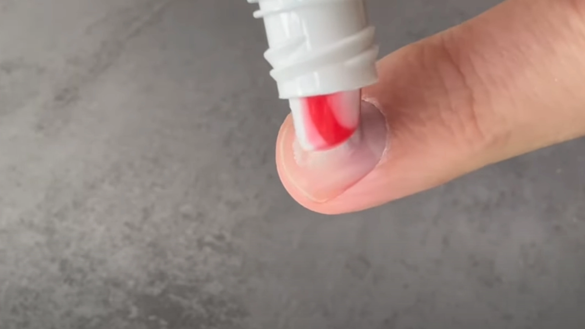 Han gjør tannkremtrikset som frisker opp neglene dine: Når du ser resultatet får du sjokk