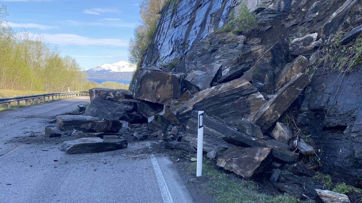 Advarer bilister: E6 stengt etter steinras