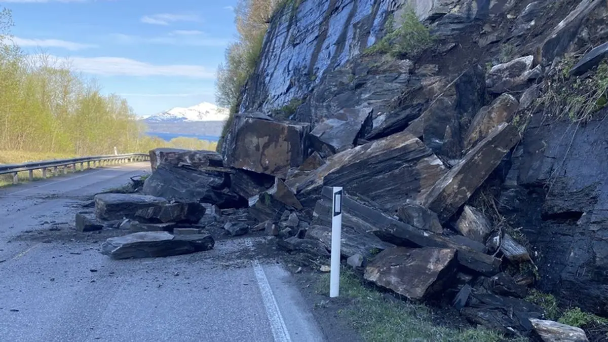 Advarer bilister: E6 stengt etter steinras