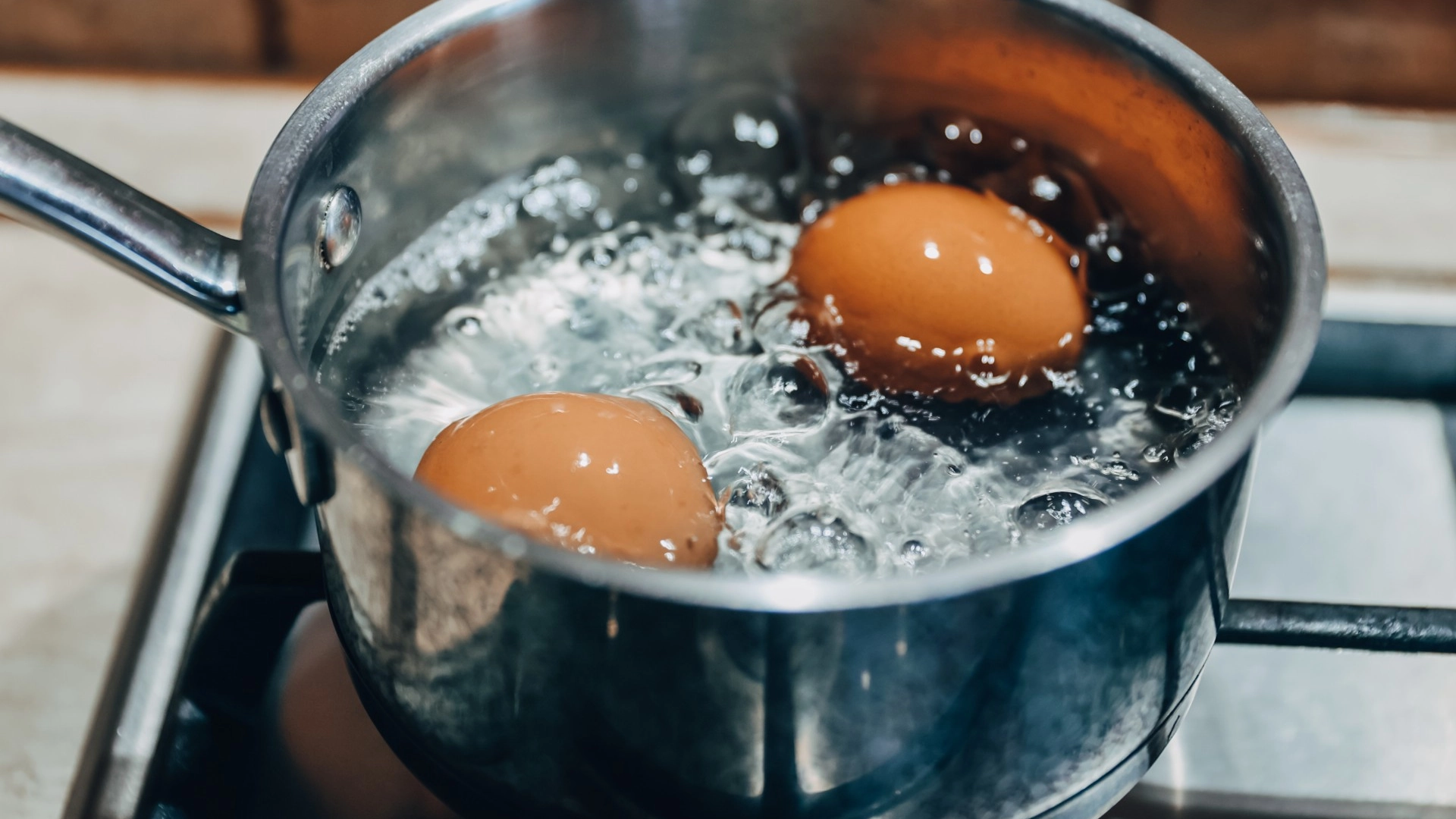 Vanskelig å få skallet av kokt egg? Noen dråper av dette og skallet «glipper» av på et blunk