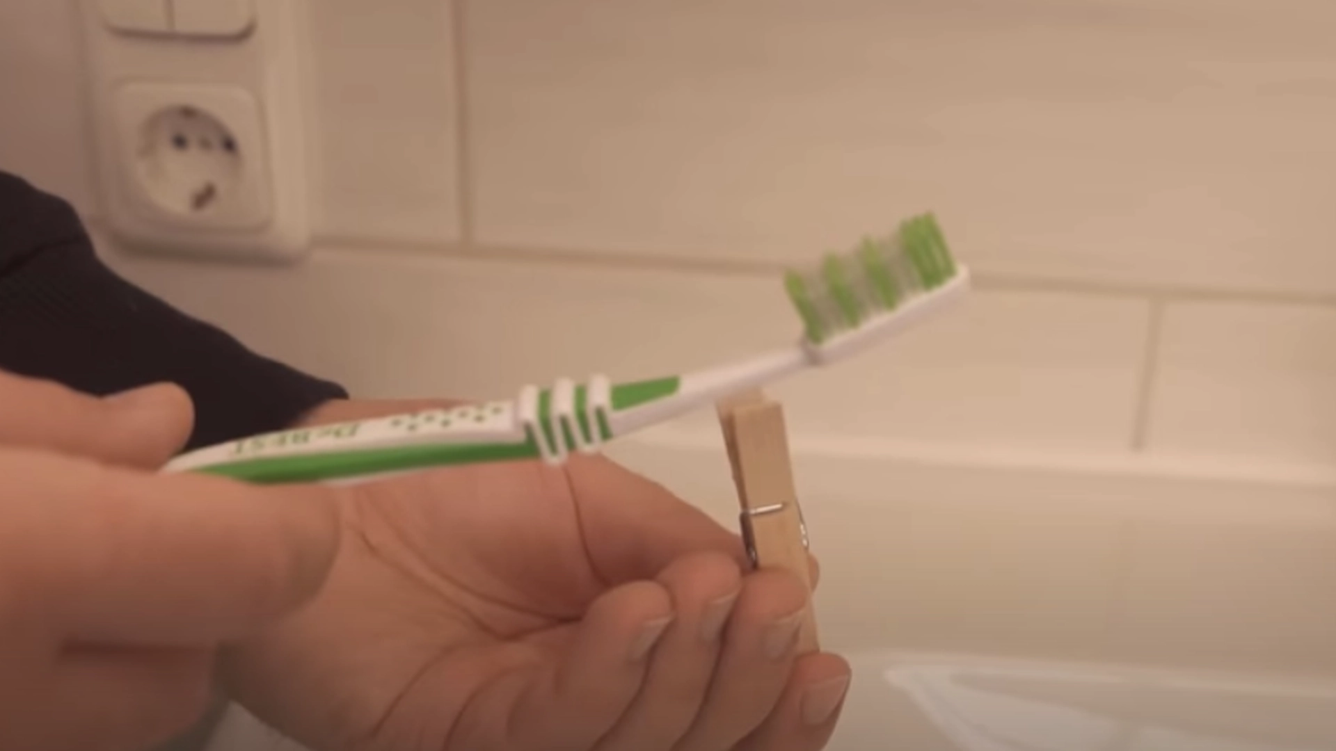 For få vet det: Her er klesklypetrikset som gjør tannbørsten din langt mer hygienisk