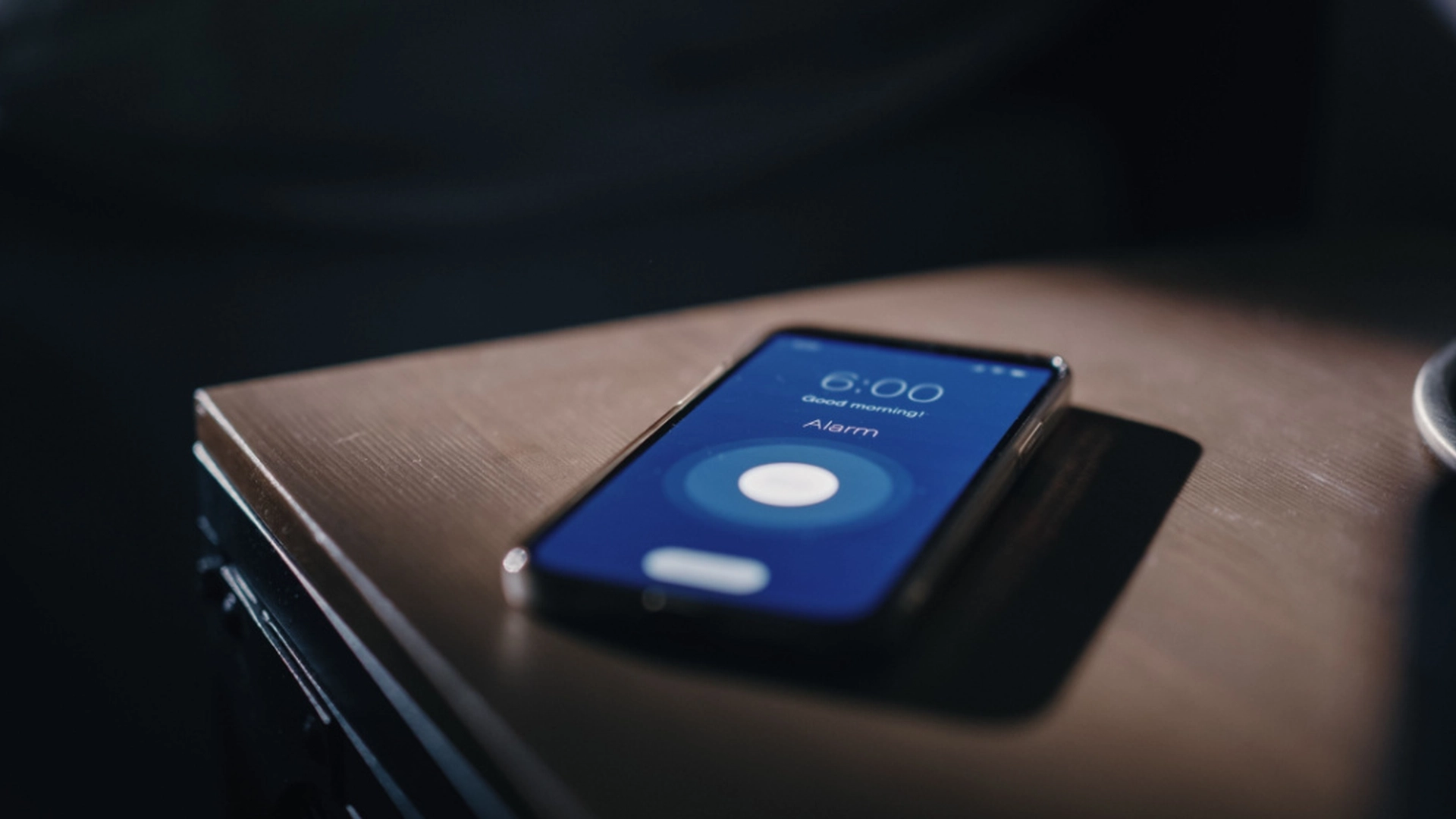 Ekspert med advarsel: Dette er grunnen til at du aldri bør våkne til telefonalarmen