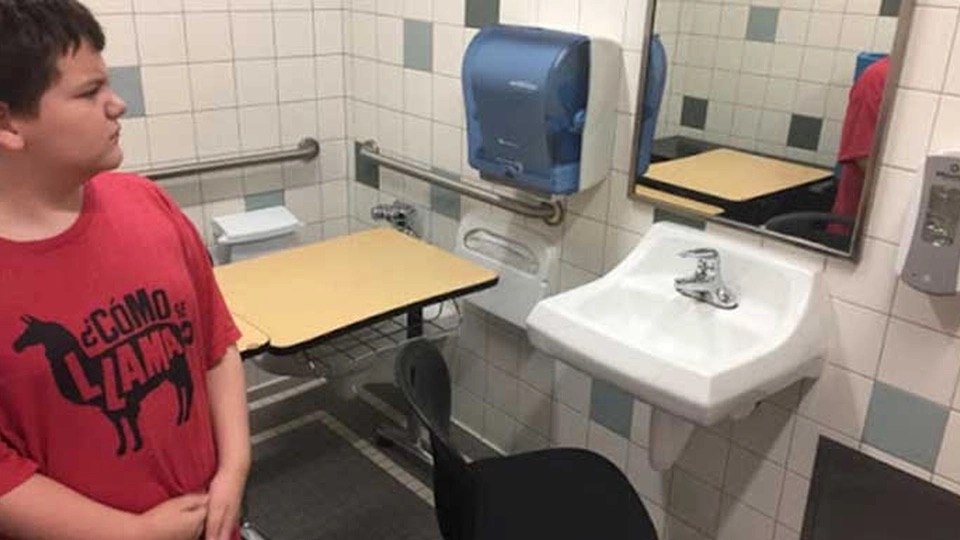 Skolelærer flytter autistisk elev ut på toalettet