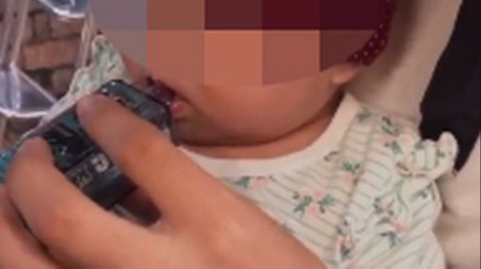 Sjokkbilde: Mann putter e-sigarett i babyens munn