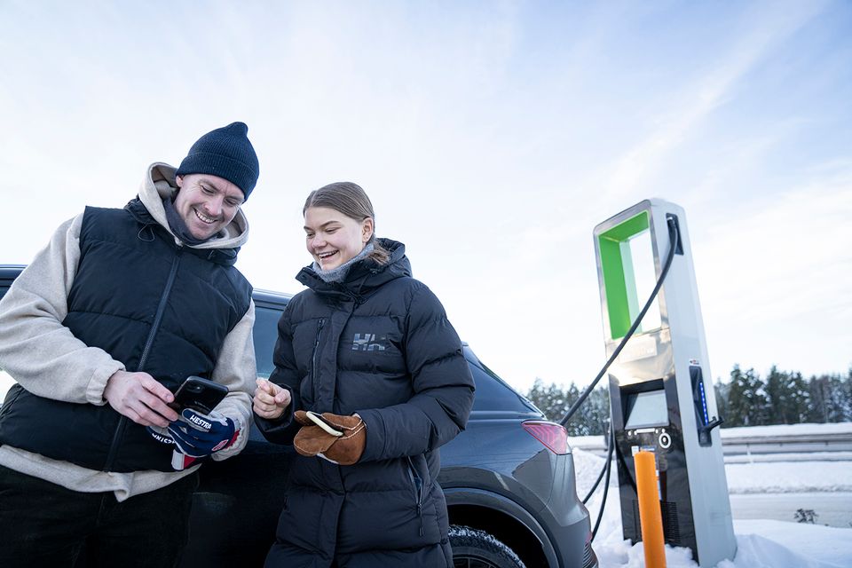 Laderush for elbiler i desember: Dette kan du gjøre for å slippe kø