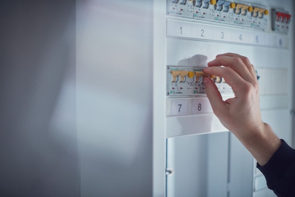 Elektriske feil står bak halvparten av alle boligbranner: Dette kan du gjøre selv