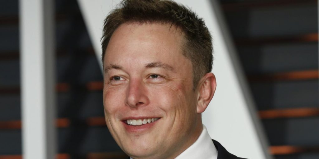 Elon Musk er i rute til å bli verdens første billion-dollar millionær når det gjelder amerikanske dollar