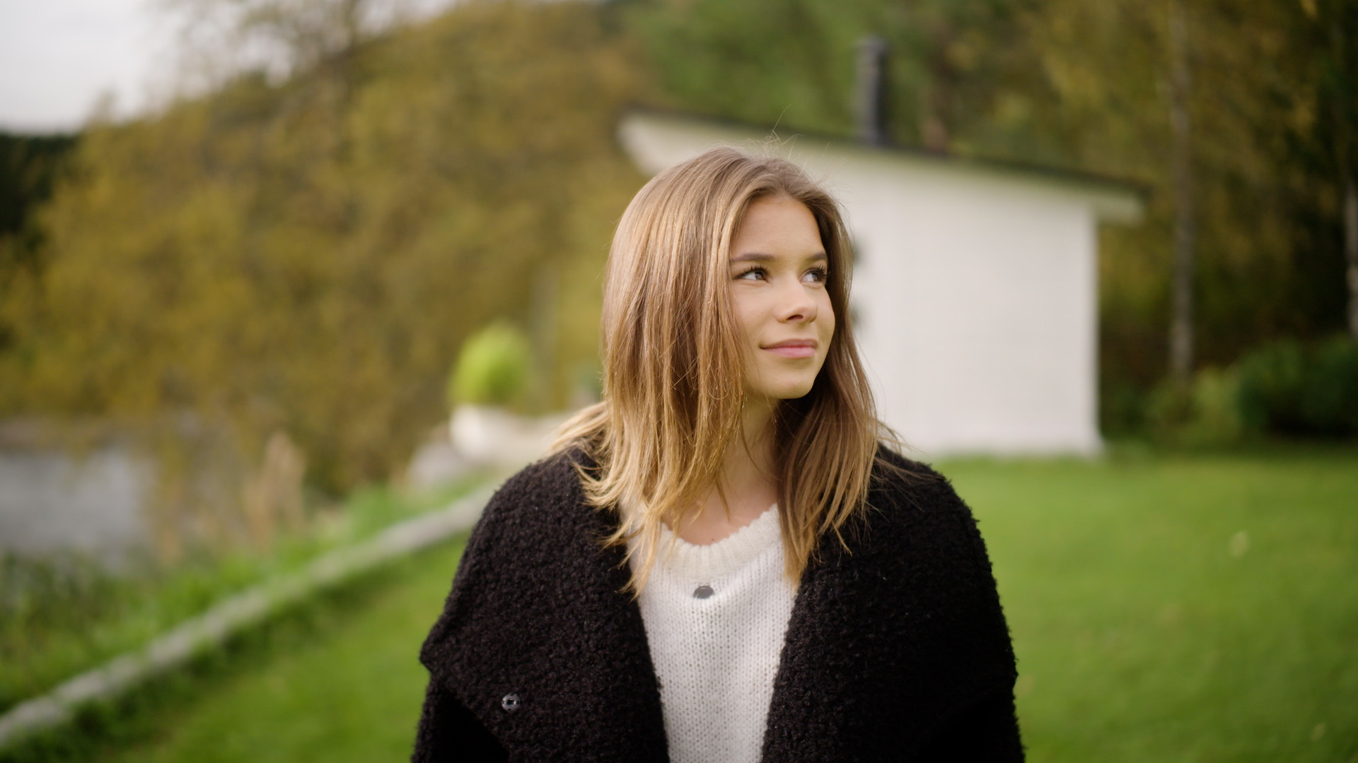 Emma (16) forfølger artistdrømmen – kan du se hvem hun er søsteren til?