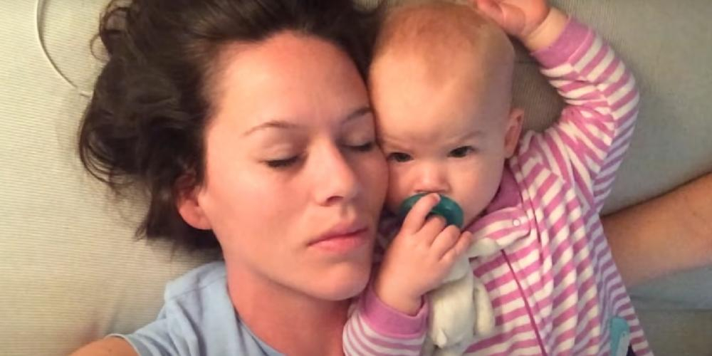 Moren er utmattet og prøver å sove – du vil elske babyens reaksjon