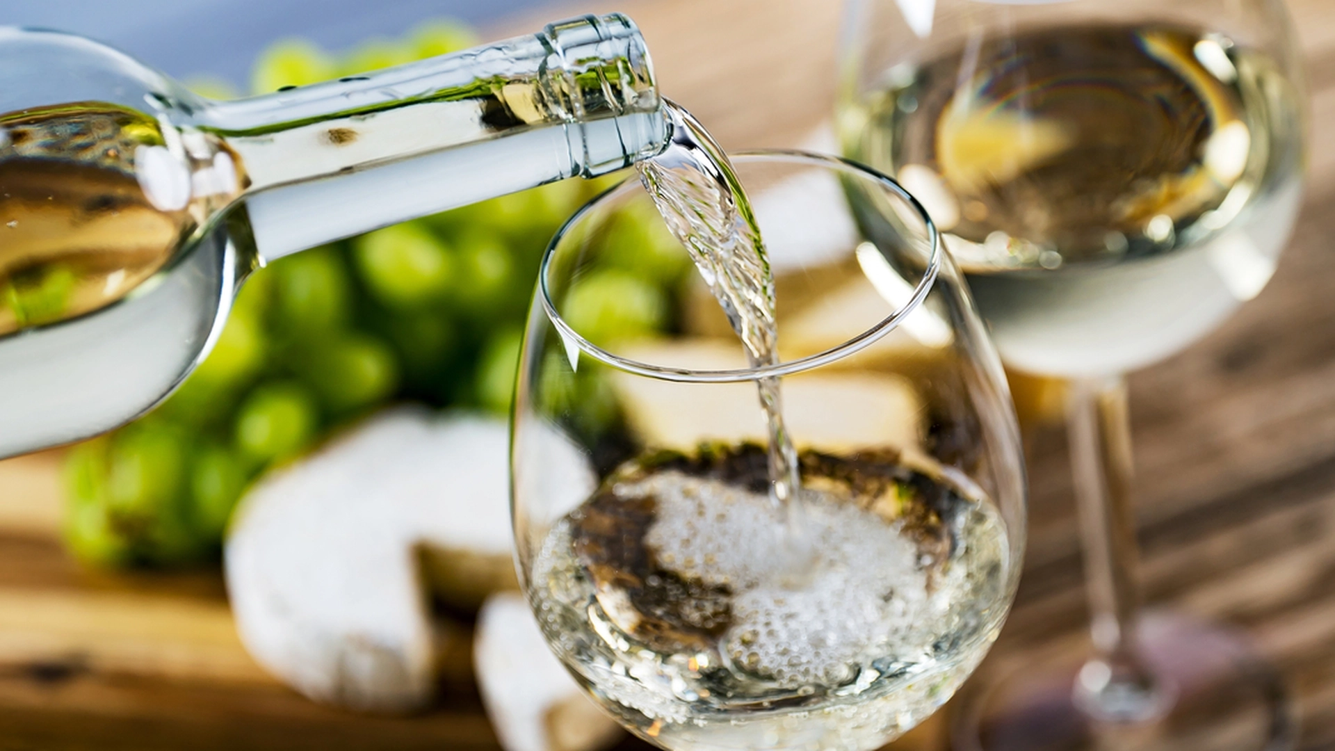 Ikke kast tomme vinflasker: Bruk dem til plantene dine på denne unike måten