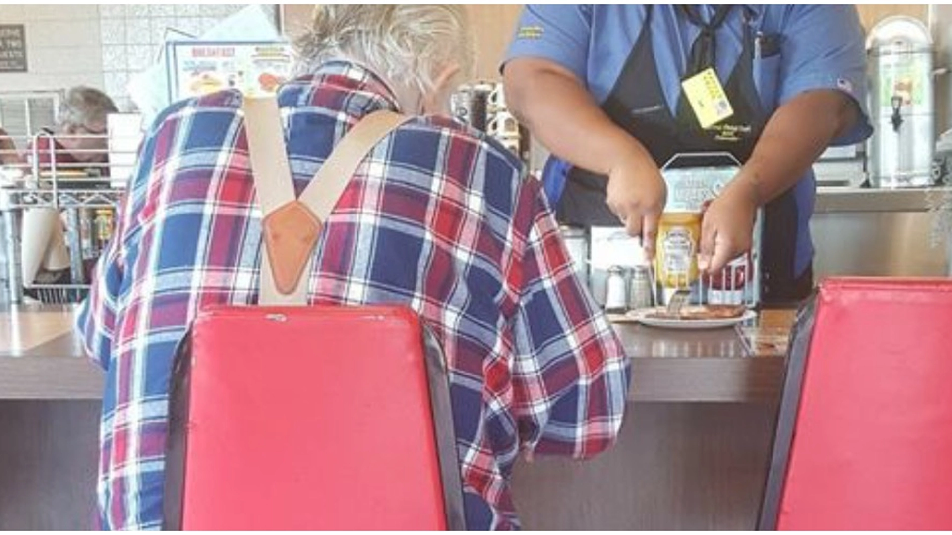 Når Laura ser en kelner hjelpe en eldre mann på en restaurant, tar hun umiddelbart et bilde: Fire dager senere får kelneren en merkelig melding