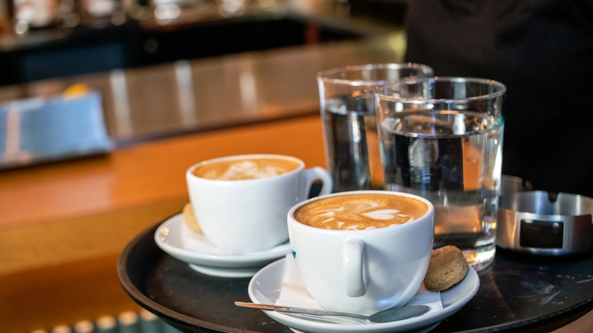 Derfor får du ofte et glass vann til kaffen når du er på kafé