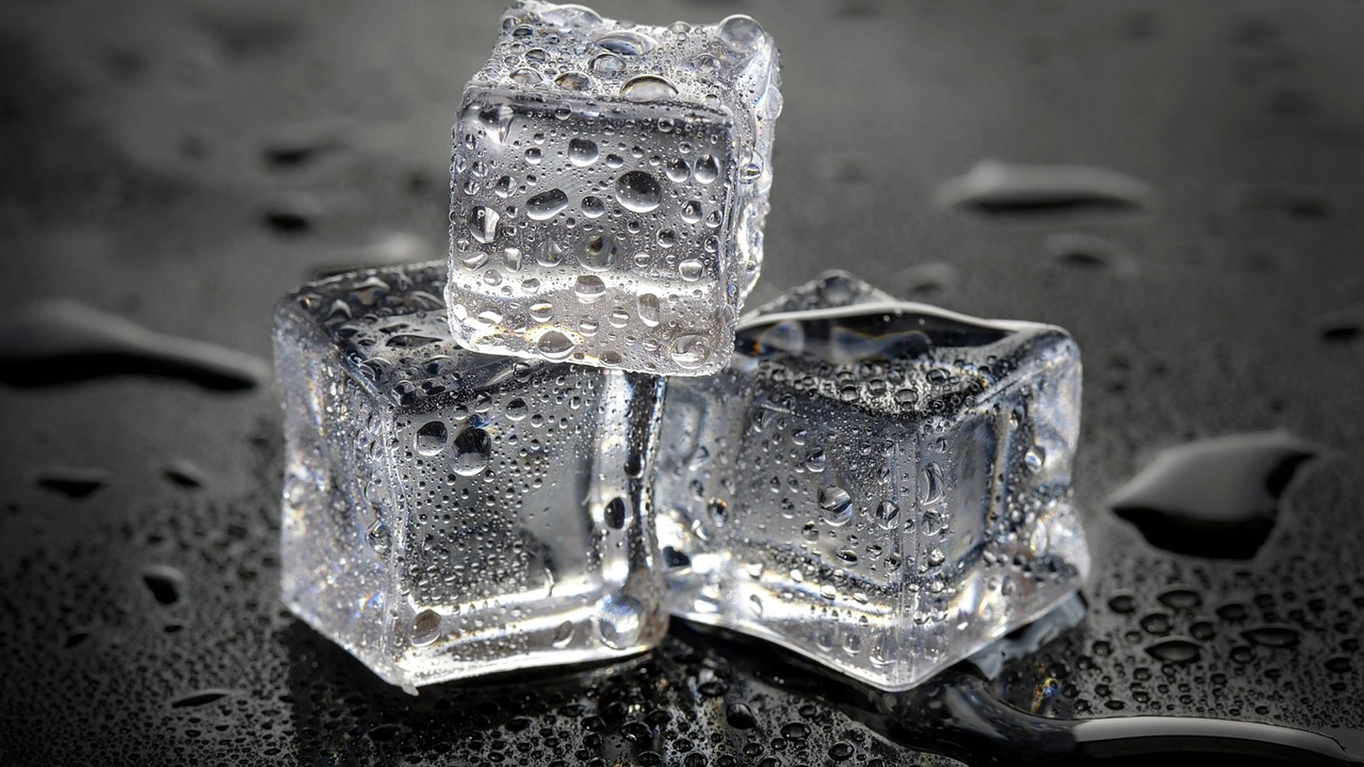 Slik kan du raskere lage isbiter til drinkene dine