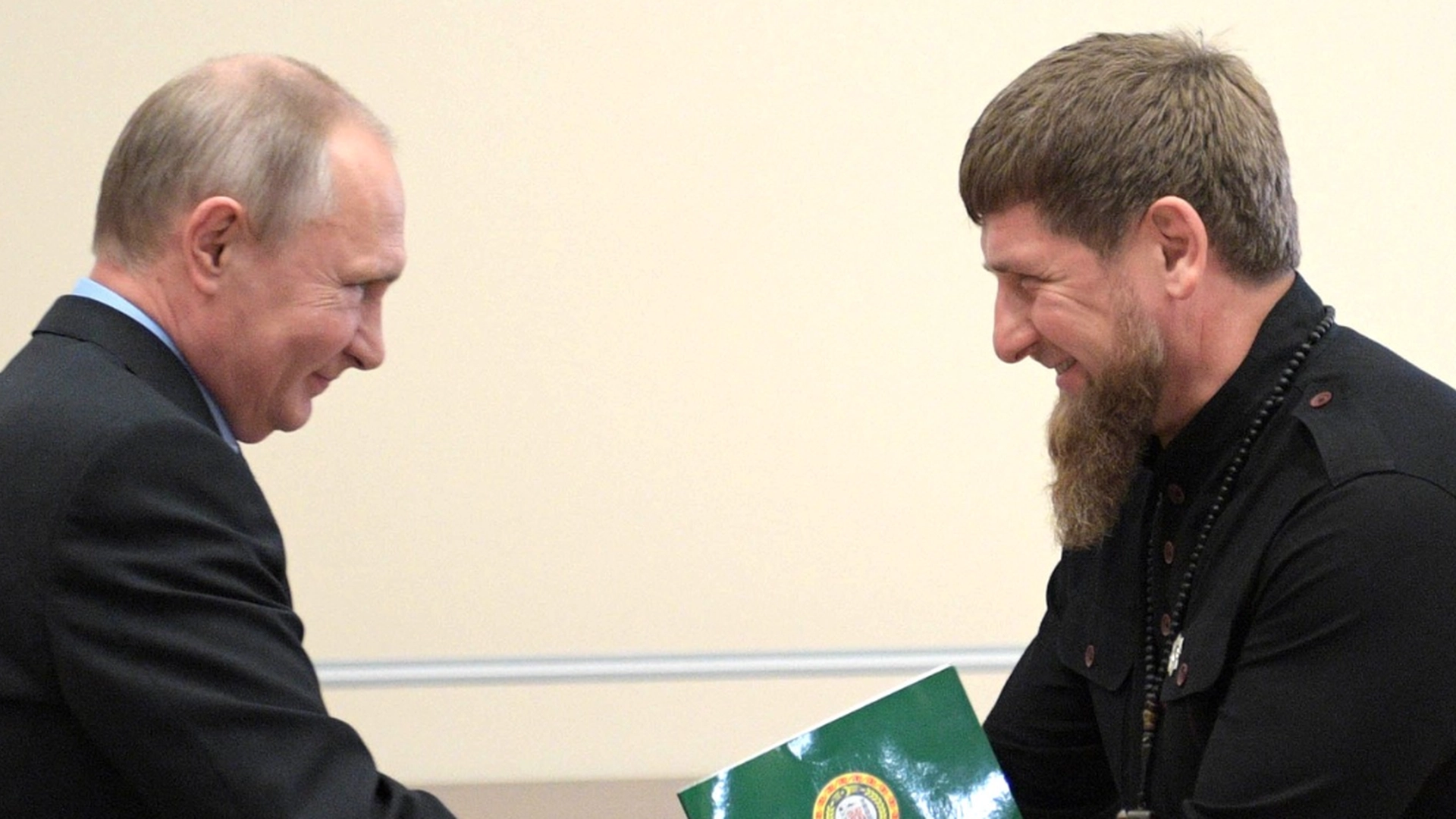 Etter rykter om dårlig helse: Kreml deler video av Putin og den tsjetsjenske lederen Kadyrov