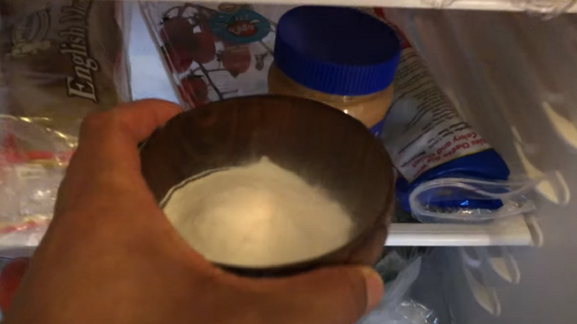 Han setter en skål med bakepulver i kjøleskapet: Når du ser hva det gjør, vil du gjøre det samme