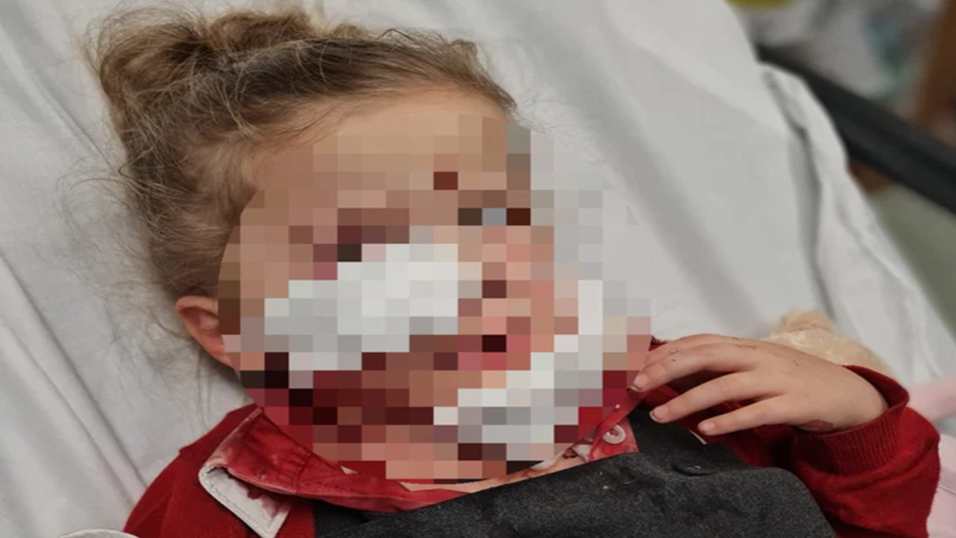 3 år gammel jente leker med venn: Så skjer det utenkelige