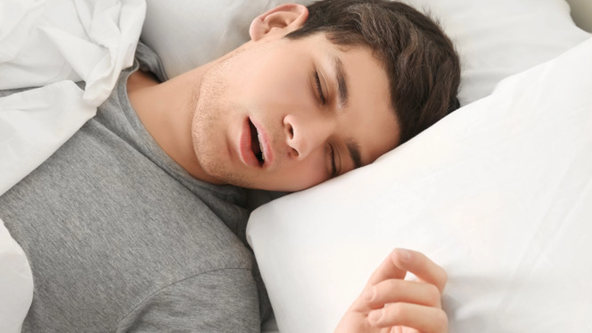 Sover du på siden? Da kan dette hjelpe mot ryggsmerter