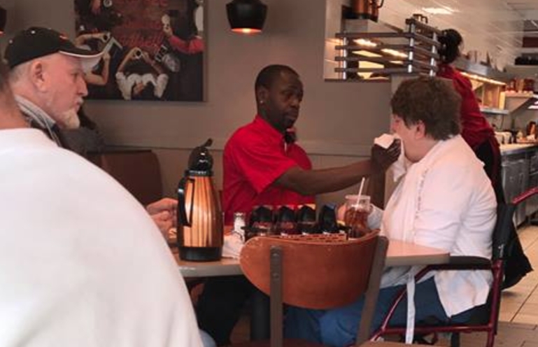 Alle stirrer på kvinnen i restauranten som lager mystiske lyder – så går servitøren over til bordet og tar tak i tallerkenen hennes