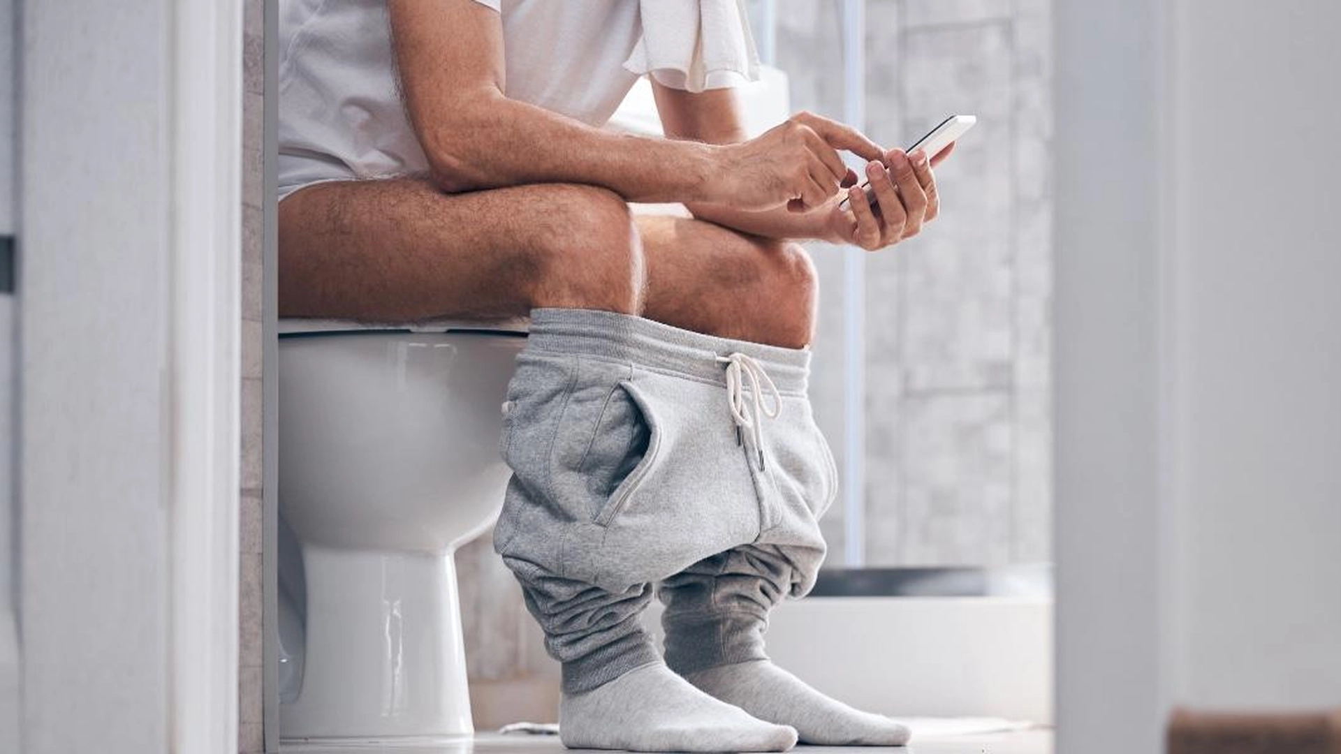 Derfor bør du ikke ta med deg mobilen inn på badet