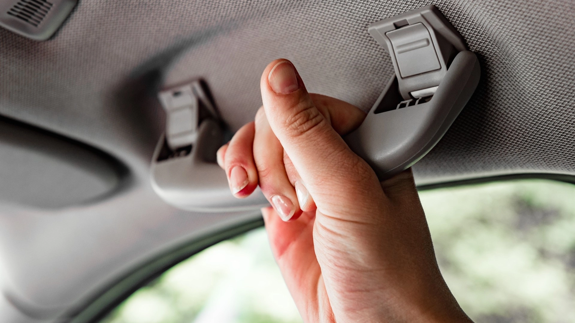 Få er klar over det: Det er dette håndtakene i bilen er beregnet til