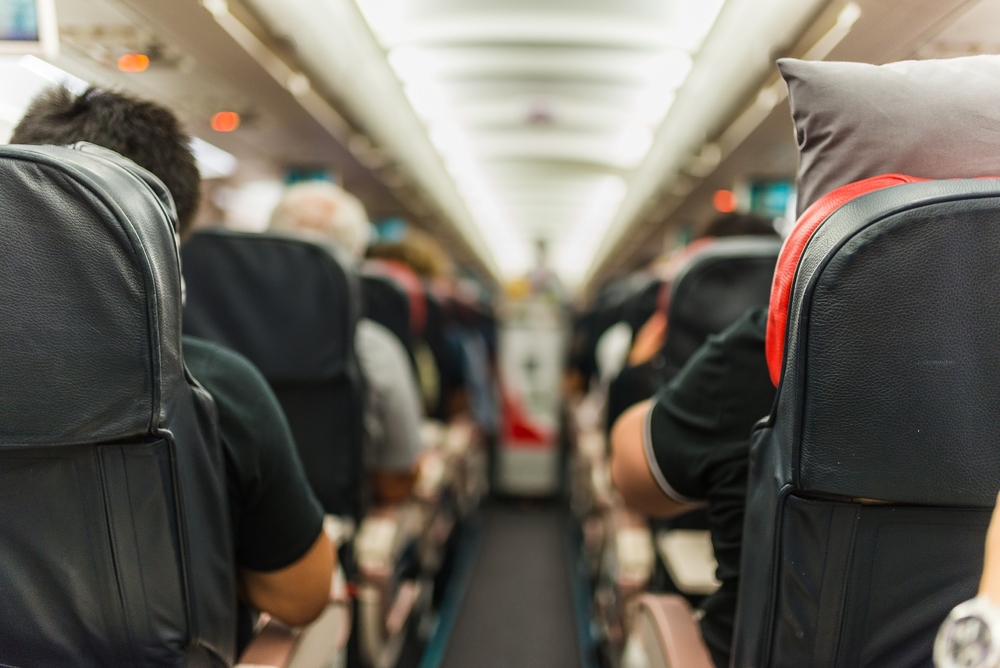 14-årig jente gir håndskrevet brev til flyvertinnen på flyet: ‘Jeg trenger hjelp’