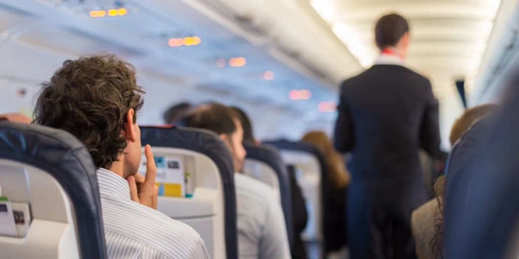 Flyvertinne avslører: Dette skjer når noen dør om bord i et fly