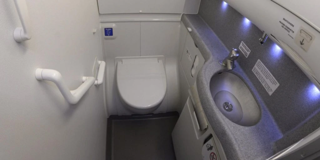 Flyvertinne finner hemmelig melding på flytoalettet: Ringer etter hjelp umiddelbart