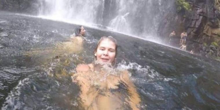 Ung kvinne tok selfie foran fossen: Når hun ser feriebildene gjennom, oppdager hun skremmende detaljer