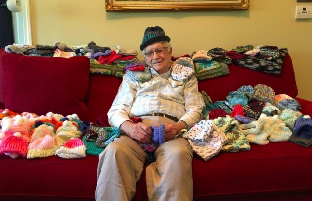 86-årig bestefar lærer seg å strikke – lager luer til hundrevis av premature babyer