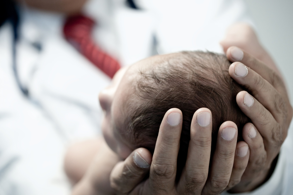 Nyfødt baby knivstukket 14 ganger og begravet levende av egen mor – overlevde på mirakuløst vis